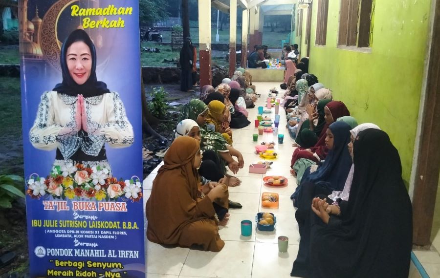 Julie Laiskodat Gelar Program Ramadan Berkah untuk Santri di Lembata